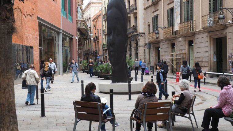 La familia escultórica de Jaume Plensa luce en el distrito de Nou Barris